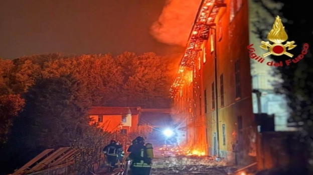 Italia, il devastante incendio è divampato poco fa, fiamme altissime, visibili a chilometri di distanza