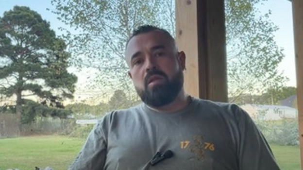 Trova un 67enne in auto con la figlia adolescente e gli toglie la vita
