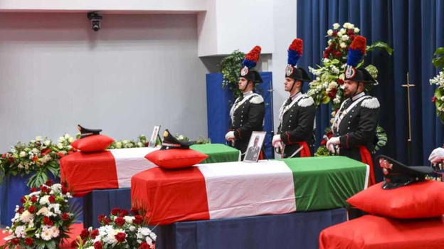 È successo durante i funerali dei tre carabinieri a Padova