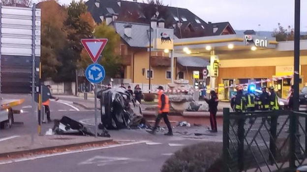 "Una strage". Auto con a bordo cinque giovanissimi si è schiantata all’alba