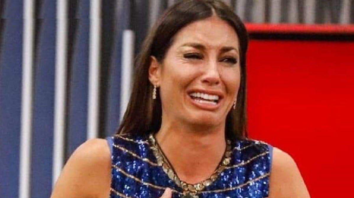 Il padre di Elisabetta Gregoraci denunciato: “Bo*te e insulti, mi costrinse a pulire il mio…”