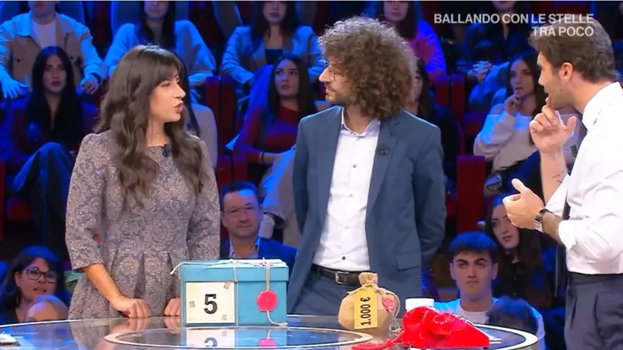 "Buffone". Costantino va via tra gli insulti: cos’è successo a fine puntata