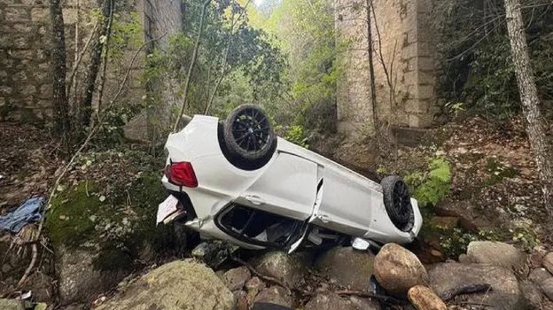 "Una strage". Auto con a bordo cinque giovanissimi cade dal ponte