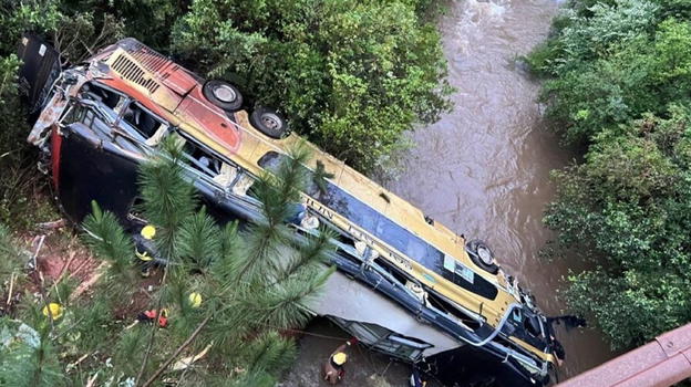 "È strage". Autobus precipita dal ponte: numerosi scomparsi