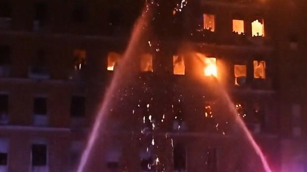 "Tenete le finestre chiuse e non uscite di casa". Enorme incendio