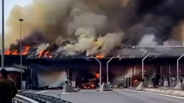 Dramma al casello dell’autostrada: auto bloccate per chilometri