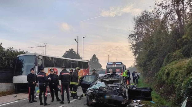 Italia, auto contro bus di studenti: deceduto e persone sull’asfalto