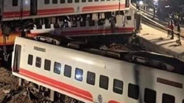 Evento ferroviario, scontro tra due treni con 800 persone a bordo