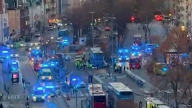 Bus si schianta contro una fermata: diversi decessi