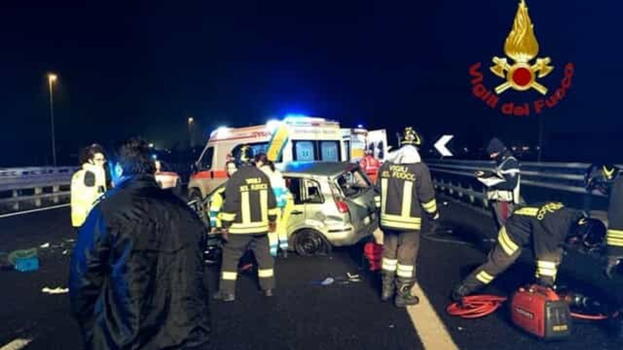 "Una strage". Frontale tra due auto nella notte: a bordo 8 ragazzi tutti giovanissimi