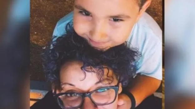 Bimbo di 8 anni trovato deceduto in casa, il corpo della mamma in mare: cos’è successo