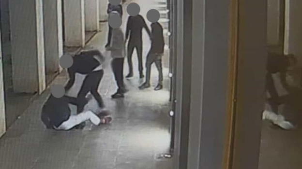 "Brò, è in coma, bene così non parla. Gli stacco i cavi" 22enne derubato resterà invalido