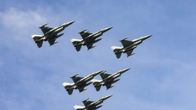 Boati nei cieli, entrano in azione i caccia: ecco cosa sta succedendo