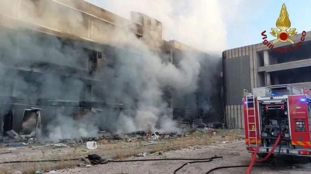 Italia, spaventoso incendio: ci sono anche decessi