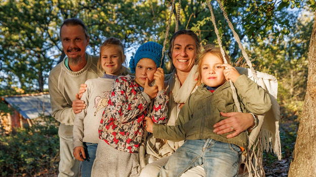 Famiglia nel bosco, la grave notizia pochi istanti fa sul papà dei bimbi