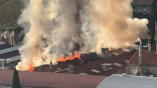 Italia, gravissimo incendio divora tutto: vigili del fuoco a lavoro