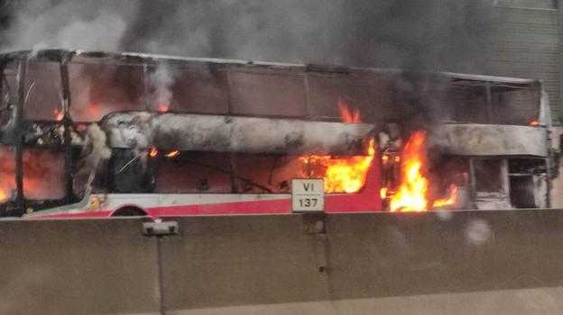 Italia, autobus completamente divorato dalle fiamme
