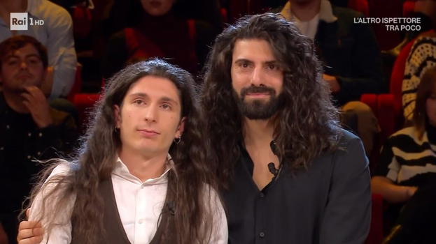 "Ma che problemi avete in famiglia?". Affari Tuoi, attacco a Sandokan e a suo cugino