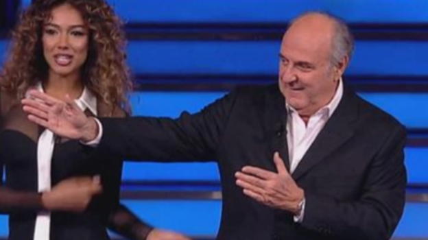 "Buttatela fuori". La Ruota della Fortuna, Gerry Scotti senza freni: pubblico sotto choc