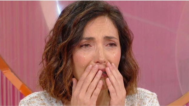 Caterina Balivo, gelo in diretta tv: “Scusate, c’è una tremenda ultim’ora”