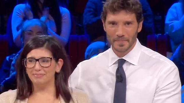 Affari Tuoi, Cristina si gioca il matrimonio in puntata e va in lacrime: “Il mio fidanzato mi…"