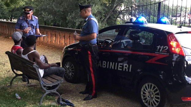 Fermati al parco da 2 africani: "Hai una bella moglie, con 5€…