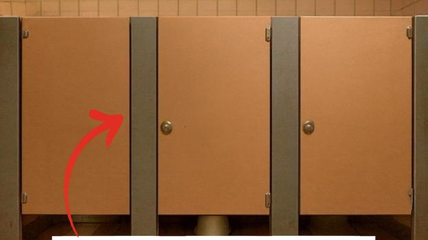 Ecco perché i bagni pubblici hanno le porte che non toccano il pavimento