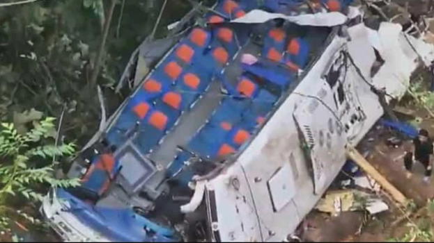 Autobus carico di studenti precipita in un burrone: ci sono almeno 17 decessi