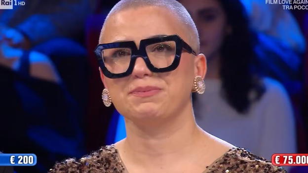 "Sommersa di insulti". Affari Tuoi, Cristina tenta l’azzardo in onore della figlia ed accade il finimondo