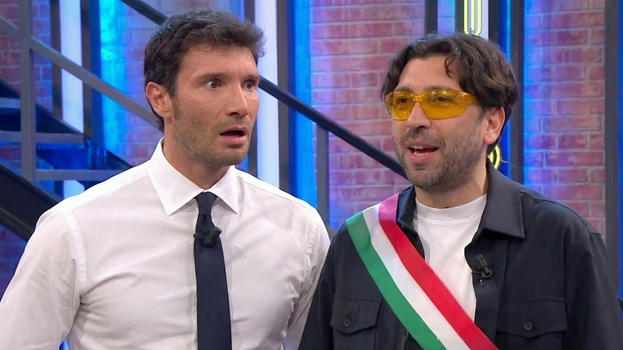 Affari Tuoi, gaffe di Herbert Ballerina. Stefano lo riprende: "Non possiamo dirlo"