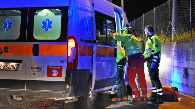 Vede la suocera investita e fatta fuori da un’auto, la nuora perde la vita per lo strazio
