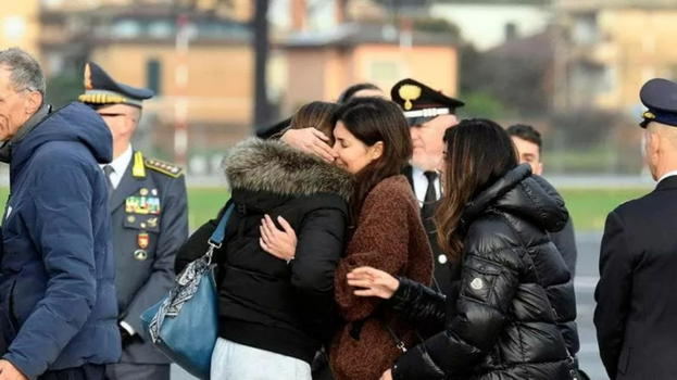 Matilde, 15 anni, sul C-130 con la bara del fratello: "Scavava a mani nude"