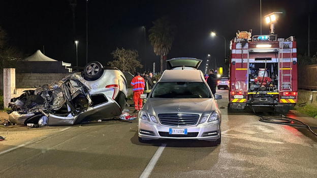 Sinistro assurdo: deceduti e persone sull’asfalto