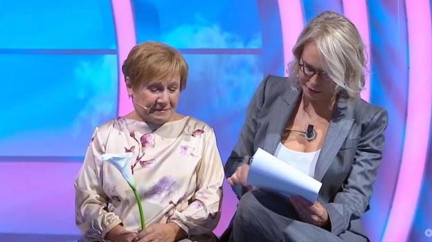 "Monica accusa un malore, entra in coma e muore". Dario, a C’è Posta per Te, convoca la suocera