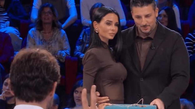 "Basta litigare". Affari Tuoi, scintille tra Ivan e la moglie, De Martino imbarazzato: "Questo non è amore"