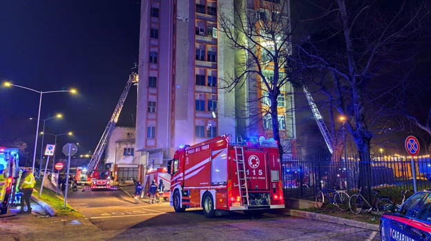 Italia, palazzo in fiamme: evacuate centinaia di persone