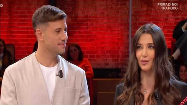 "È un tasto dolente?" Affari Tuoi, la gaffe di De Martino imbarazza la coppia