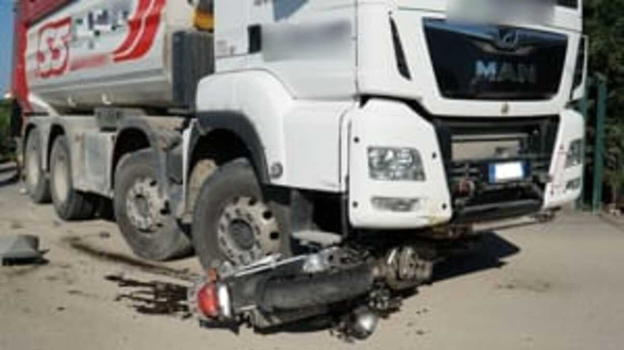 Tremendo sinistro poco fa, deceduta sotto un camion ragazza giovanissima e…