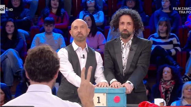 "Sommersi di insulti". Affari Tuoi, Egidio e il marito sbancano ma a fine puntata accade il finimondo