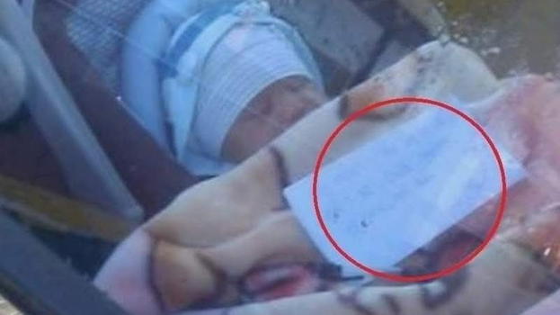 Abbandona neonato: un passante lo vede e dopo aver letto il biglietto si…