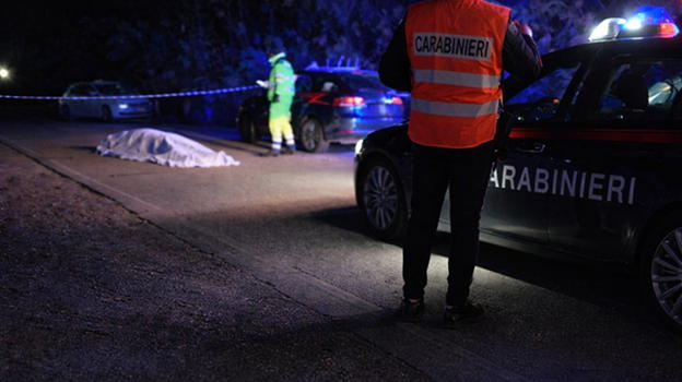 Frontale tra auto: deceduti e persone sull’asfalto