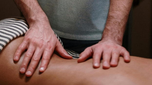 Abusi sessuali su giovani pazienti: osteopata li costringeva a…