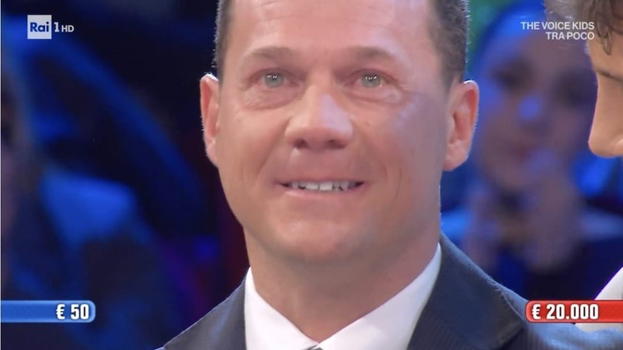 "Mi dispiace, non scherzo". Affari Tuoi, Stefano De Martino gela lo studio: Maurizio in lacrime