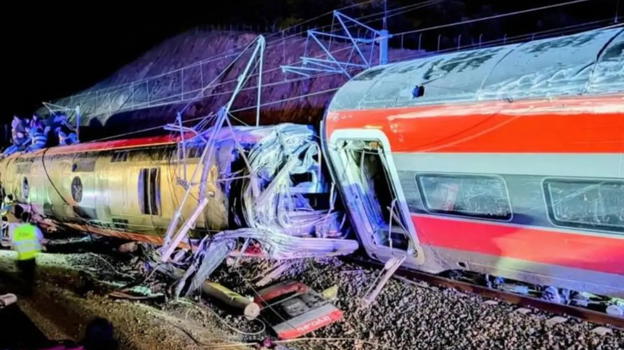 Deragliano due treni, decine di decessi e centinaia di persone in ospedale