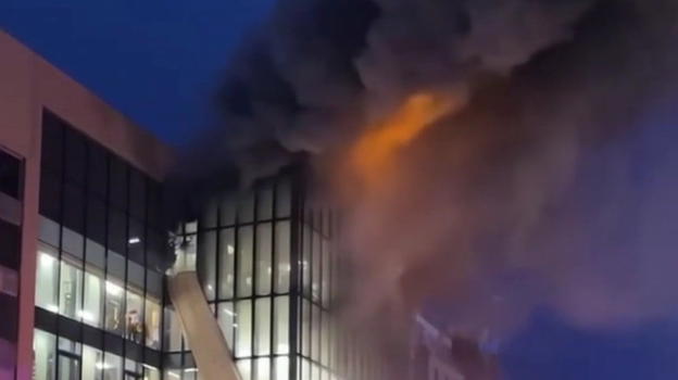 Centro commerciale prende fuoco: ci sono diversi decessi e persone in ospedale