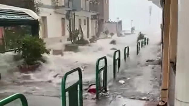 Ciclone Harry, l’acqua è arrivata nelle case: cosa sta succedendo