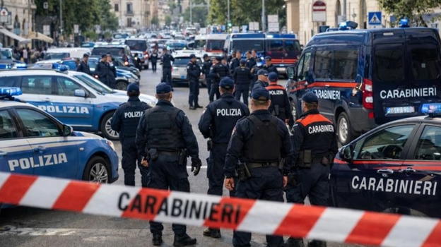 "Area circondata". Centinaia di forze dell’ordine sul posto