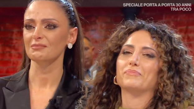 Affari Tuoi le concorrenti fanno un annuncio importante e scoppiano in lacrime: pubblico senza parole