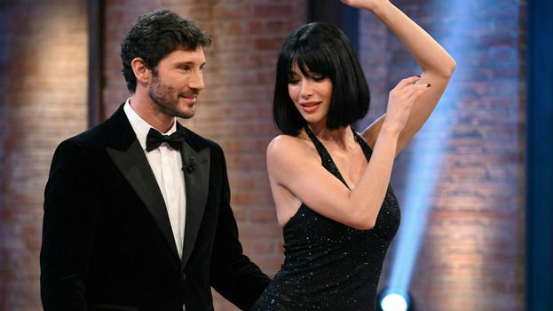 Affari Tuoi di Stefano De Martino: il balletto di Martina fa sognare