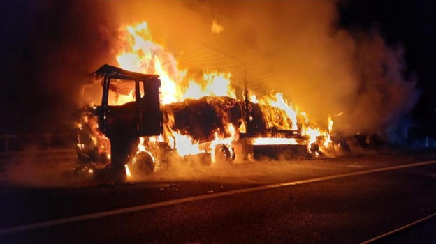 Grave schianto, i mezzi prendono fuoco: "Sono deceduti tra le fiamme"